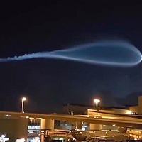 Гигантский НЛО напугал пассажиров аэропорта