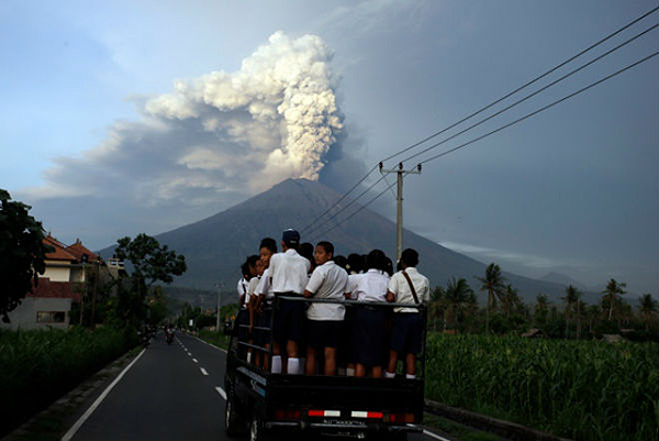 Из-за извержения вулкана закрыт аэропорт на Бали